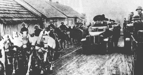 83 lata temu, 17 września 1939 r., łamiąc polsko-sowiecki pakt o nieagresji, Armia Czerwona wkroczyła na teren Rzeczypospolitej Polskiej, realizując ustalenia zawarte w tajnym protokole paktu Ribbentrop-Mołotow. Konsekwencją sojuszu dwóch totalitaryzmów był rozbiór osamotnionej Polski.