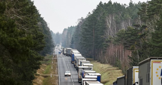Ponad dobę czekają w kolejce do odprawy kierowcy ciężarówek wyjeżdżający przez polsko-białoruskie przejście graniczne w Bobrownikach - wynika z danych podlaskiej KAS. Czas oczekiwania sięga w sobotę rano 25 godzin, w kolejce stoi 450 tirów.