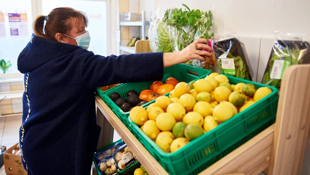 W piątek na terenie Tyskich Hal Targowych w Tychach otwarto sklep społeczny. To miejsce, gdzie można kupić pełnowartościowe produkty, często z krótkim terminem ważności, w cenach niższych niż w innych sklepach. Ma służyć osobom w trudnej sytuacji materialnej, seniorom, a od soboty - wszystkim zainteresowanym mieszkańcom miasta.