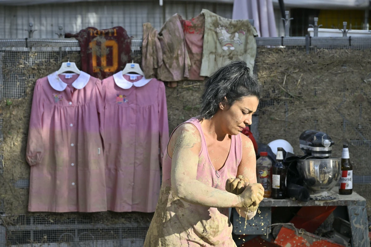 Łopata i kalosze, to wyposażenie tzw. aniołów błota, sprzątających miejscowości we włoskim regionie Marche, zalane po czwartkowych gigantycznych ulewach. To setki młodych ochotników, którzy uczestniczą w wielkiej akcji niesienia pomocy po kataklizmie. Bilans powodzi w regionie to 10 zabitych i trzy osoby zaginione.