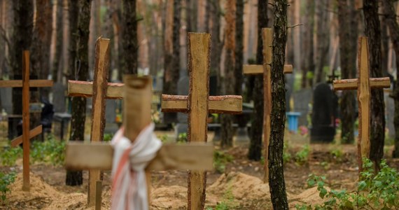 Rosja zabija Ukraińców całymi rodzinami – napisał na Telegramie szef gabinetu prezydenta Ukrainy Andrij Jermak, publikując zdjęcie grobów spod Iziumu. Spoczywają w nich 6-letnia Ołesia oraz jej rodzice. Takich grobów w odzyskanym z rąk Rosjan Iziumie odkryto 450. 