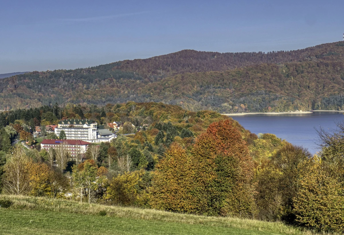 Ratownik dyżurny bieszczadzkiej grupy GOPR Paweł Szopa poinformował, że trasy górskie w Bieszczadach i w Beskidzie Niskim są błotniste i śliskie po ostatnich opadach deszczu. W lasach rozpoczęło się ponadto rykowisko jeleni karpackich.