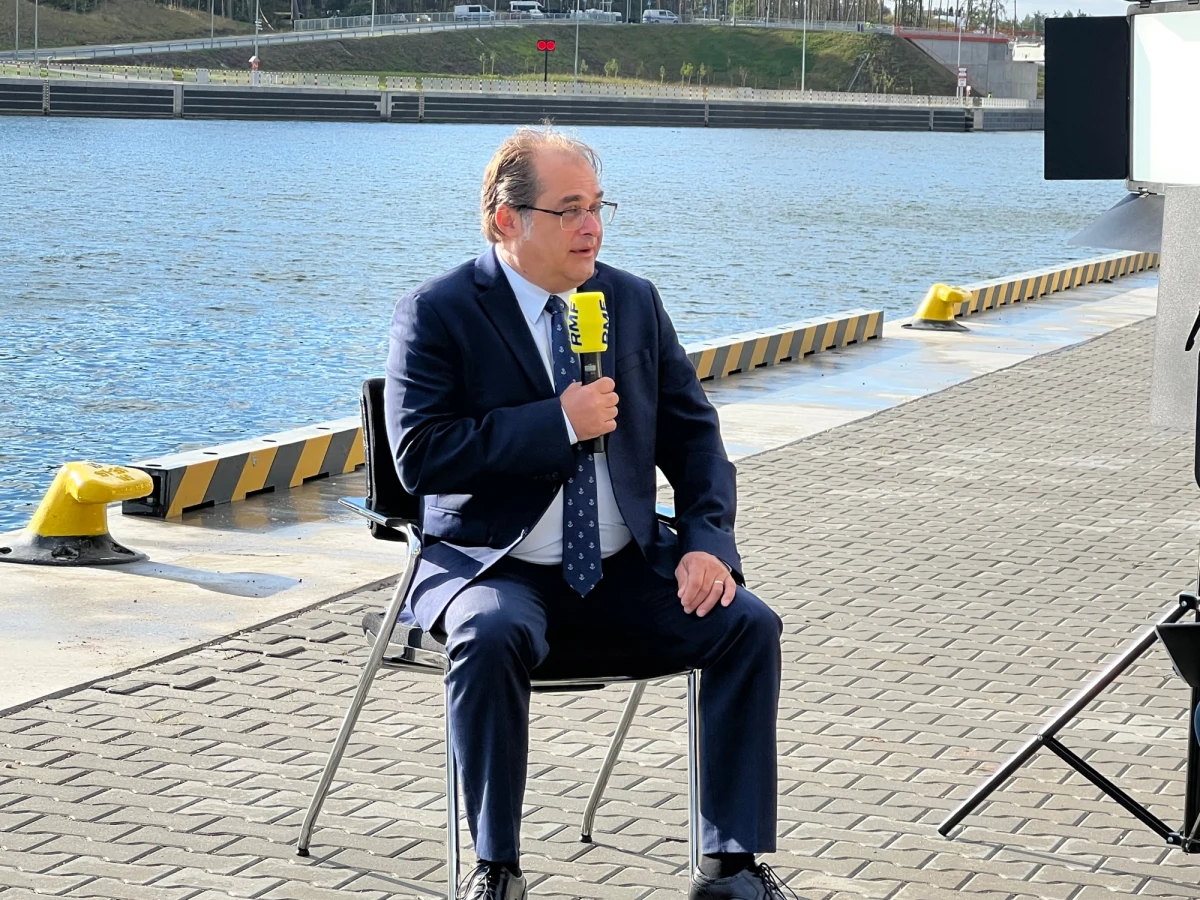 "To jest otwarcie pierwszego etapu. Ważnego etapu otwierającego wejście na Bałtyk" – podkreślał Gość Krzysztofa Ziemca w RMF FM Marek Gróbarczyk, który bierze dziś udział w oficjalnym otwarciu kanału żeglugowego łączącego Zatokę Gdańską z Zalewem Wiślanym. Wiceminister infrastruktury przypomniał, że pozostała część inwestycji zwanej przekopem wiślanym zostanie dokończona dopiero w przyszłym roku. W ten sposób odpierał pojawiające się zarzuty, że przekop to w rzeczywistości tylko "przekopek". "Ta inwestycja przebiega zgodnie z planem. Jesteśmy na rzece Elbląg, czyli na pogłębieniu aż do portu, zaawansowani w ok. 67 proc. 29 proc. to jest pogłębienie Zalewu Wiślanego. Wszystko idzie zgodnie z planem i, tak jak zakładaliśmy, skończy się w przyszłym roku" – zapewniał Gróbarczyk w RMF FM. 