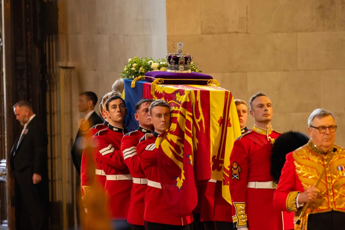 W Londynie spodziewany jest dziś przyjazd pierwszych zagranicznych przywódców państw zaproszonych na pogrzeb królowej Elżbiety II, który odbędzie się w poniedziałek. Weźmie w nim udział około 500 zagranicznych osobistości, w tym głowy wielu państw. 