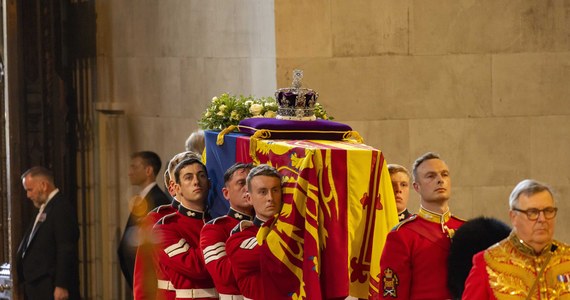 W Londynie spodziewany jest dziś przyjazd pierwszych zagranicznych przywódców państw zaproszonych na pogrzeb królowej Elżbiety II, który odbędzie się w poniedziałek. Weźmie w nim udział około 500 zagranicznych osobistości, w tym głowy wielu państw. 