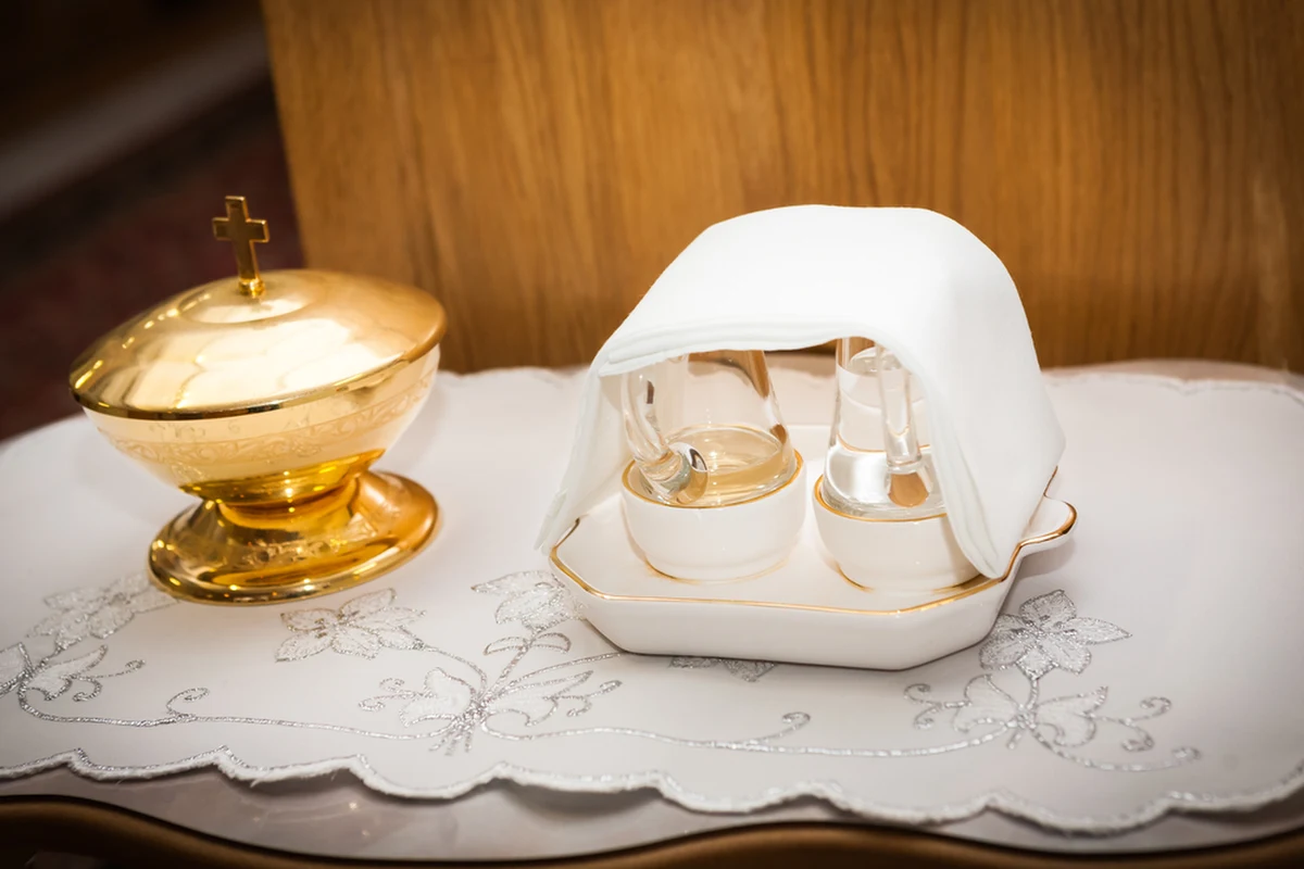 Zarzut kradzieży pozłacanych paten liturgicznych z kościoła usłyszał 45-letni kaliszanin. Łupem sprawcy padły pozłacane pateny liturgiczne. Funkcjonariuszom udało się odzyskać wszystkie skradzione przedmioty.