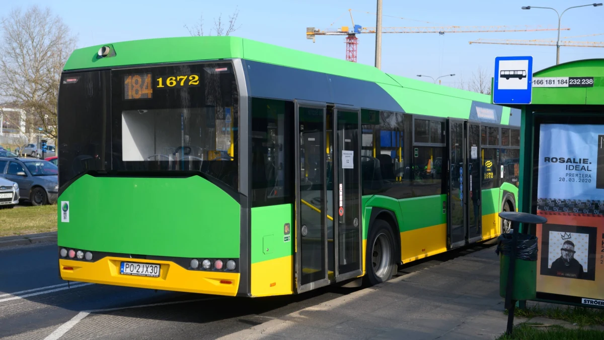 ​Ponad 100 kierowców autobusów chce od zaraz zatrudnić spółka MPK Poznań. Przewoźnik od dłuższego czasu boryka się z problemami kadrowymi. Spółka chętnych do pracy kusi bogatym pakietem socjalnym i premiami.