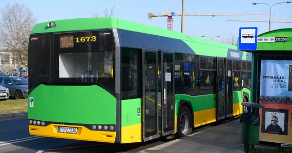 ​Ponad 100 kierowców autobusów chce od zaraz zatrudnić spółka MPK Poznań. Przewoźnik od dłuższego czasu boryka się z problemami kadrowymi. Spółka chętnych do pracy kusi bogatym pakietem socjalnym i premiami.