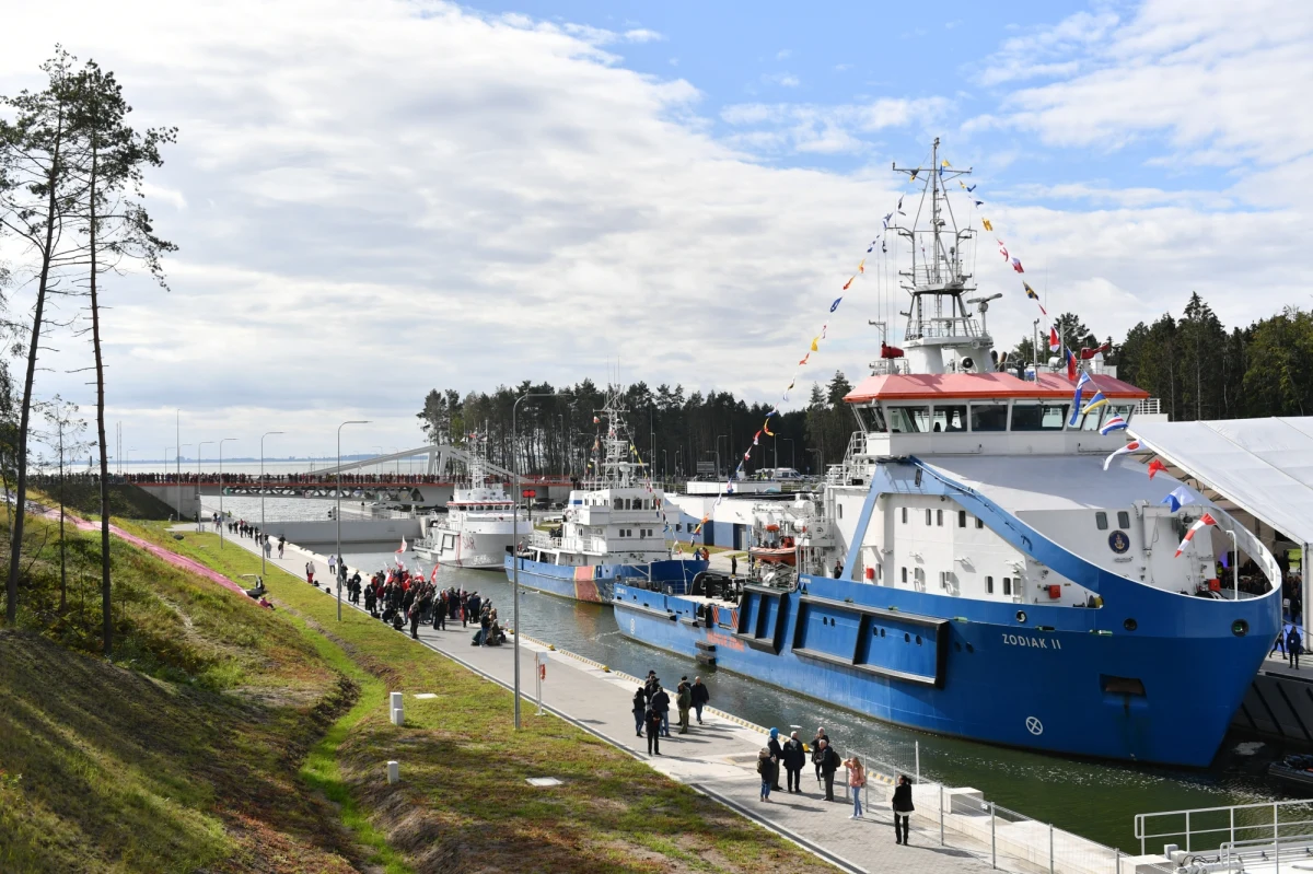 17 września - w symboliczną rocznicę sowieckiej agresji na walczącą już z Niemcami Polskę - uroczyście otwarty został kanał łączący Zalew Wiślany z Zatoką Gdańską. Tym samym Polska zyskuje niezależne od Rosji przejście z Zalewu na Bałtyk. "To droga wolności, nowych szans i nowych możliwości. Jest świadectwem woli, sprawczości, dążenia do Polski silnej, niezależnej i suwerennej" – stwierdził premier Mateusz Morawiecki. 