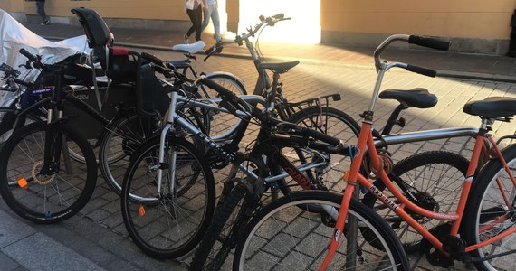 Władze Krakowa po raz piąty zapraszają wszystkich mieszkańców miasta do skorzystania z oferty bezpłatnych miejskich kontroli stanów rowerów. By sprawdzić stan techniczny jednośladów, wystarczy podjechać w wybranym terminie do wskazanej lokalizacji.