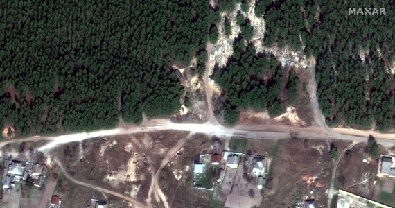 Firma Maxar Technologies opublikowała w sobotę zdjęcia satelitarne przedstawiające las pod Iziumem, gdzie odkryto masowe pochówki. Izium to miasto na północnym wschodzie Ukrainy, które niedawno ukraińskie siły odbiły z rąk rosyjskiej armii.
