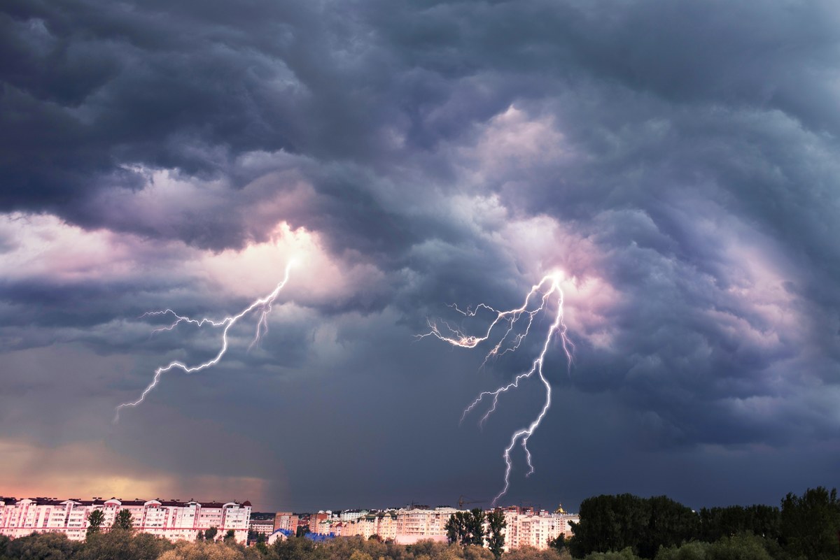 Synoptycy z Instytutu Meteorologii i Gospodarki Wodnej ostrzegają przed burzami z gradem na północy kraju i intensywnymi opadami deszczu w południowo-wschodniej części kraju. Na Podkarpaciu prognozowane są sumy opadów od 35 do 50 mm.