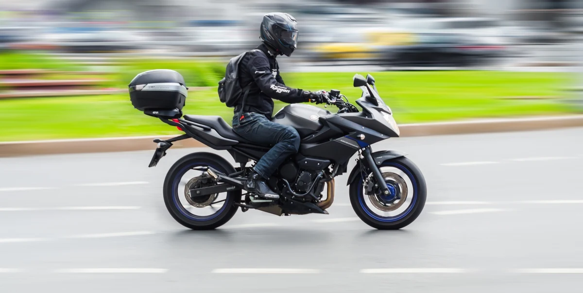 16-letni motocyklista stracił panowanie nad pojazdem, zjechał na chodnik i uderzył w idącą tam matkę z dwójką dzieci - przekazała podkom. Małgorzata Wersocka z Komendy Stołecznej Policji. Do szpitala trafiła kobieta, jej 6-letni syn, a także kierujący jednośladem nastolatek. 