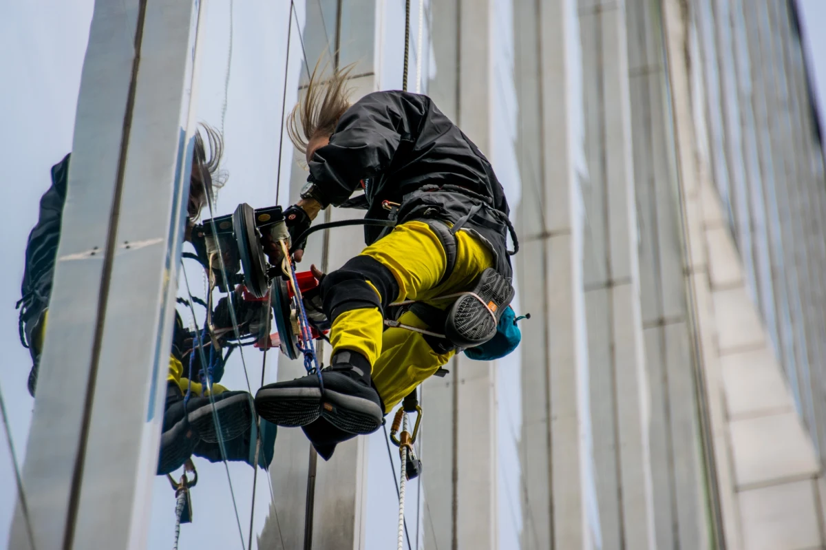 Aby uczcić swoje 60. urodziny.... wspiął się na 48-piętrowy wieżowiec. Alain Robert, słynny francuski "Spider-Man", czyli człowiek-pająk, stanął dziś na szczycie 187-metowego budynku w biznesowej dzielnicy Paryża - La Defense.