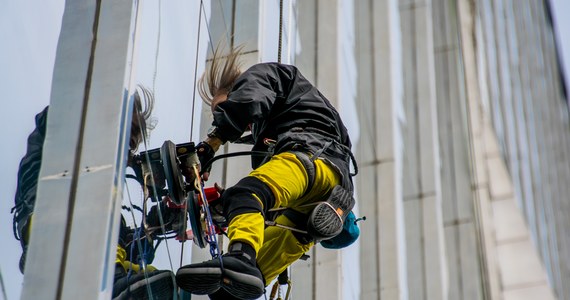 Aby uczcić swoje 60. urodziny.... wspiął się na 48-piętrowy wieżowiec. Alain Robert, słynny francuski "Spider-Man", czyli człowiek-pająk, stanął dziś na szczycie 187-metowego budynku w biznesowej dzielnicy Paryża - La Defense.