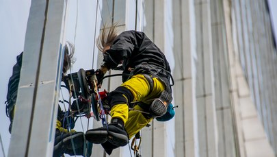 Francuski "Spider-Man" wspiął się na paryski wieżowiec. Tak uczcił 60. urodziny