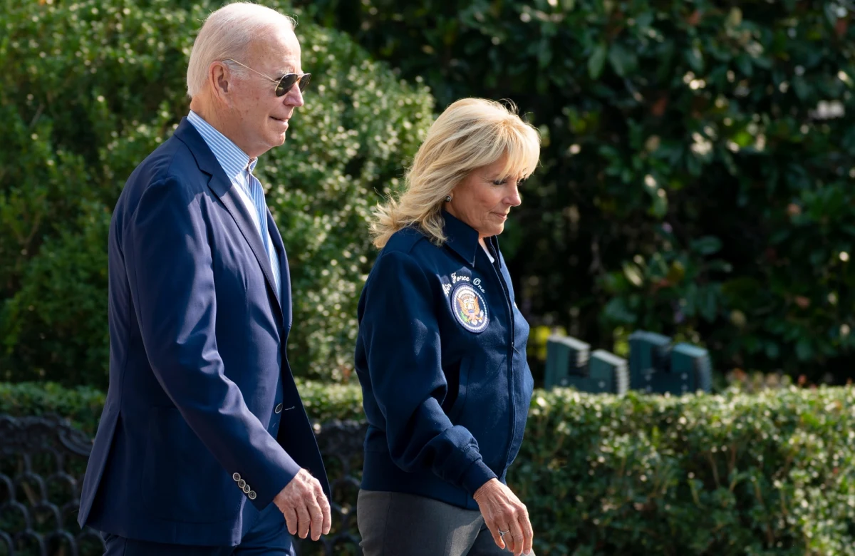 Prezydent USA Joe Biden i jego żona Jill Biden przybyli do Wielkiej Brytanii na pogrzeb królowej Elżbiety II. Jak poinformowała agencja AFP,  prezydencki samolot  Air Force One wylądował w sobotę późnym wieczorem na lotnisku Stansted pod Londynem.