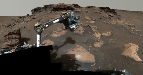 Łazik Perseverance NASA zebrał cztery „naukowo przekonujące” próbki skał z krateru Jezero na Marsie. Według naukowców to właśnie w tym miejscu miliardy lat temu zbiegały się rzeka i jezioro. Znalezione próbki zawierają "intrygujące" związki organiczne - podaje NASA.