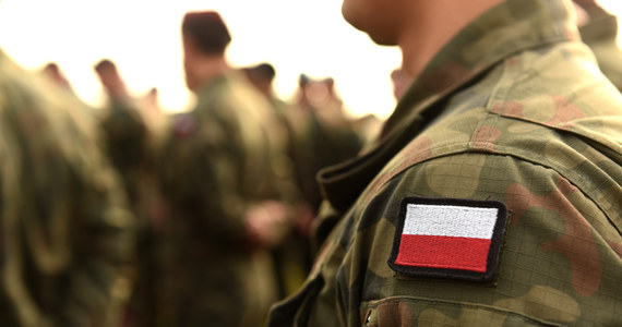 100 nowych żołnierzy 9 Łódzkiej Brygady Obrony Terytorialnej złożyło w sobotę w Łasku przysięgę wojskową. Zaprzysiężeni terytorialsi przez ostatnich 16 dni szkolili się w koszarach formowanego od sierpnia 93 batalionu lekkiej piechoty w Łasku.