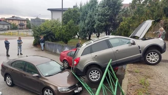 Radziejów: Auto staranowano barierkę i spadło na dwa zaparkowane samochody