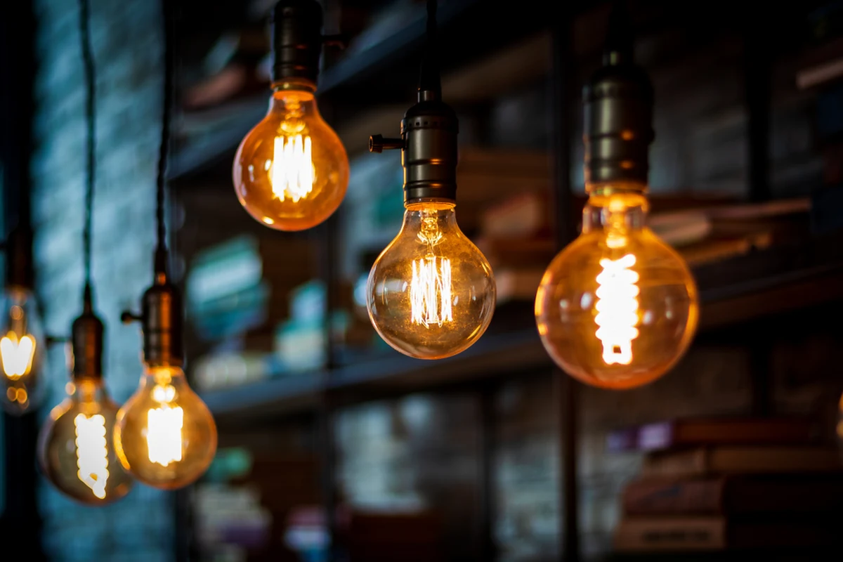 W warunkach drożyzny, gdy inflacja przekroczyła w sierpniu 16 proc., a jednym z  jej głównych motorów napędowych są drożejące nośniki energii, rząd przedstawił program osłonowy, który zakłada „zamrożenie” cen prądu od nowego roku, o ile gospodarstwo nie przekroczy zużycia określonego limitem. To 2000 lub 2600 kWh rocznie. Jak to ma być w praktyce rozliczane? Czy trzeba będzie składać dodatkowe dokumenty? Być może dowiemy się więcej w nadchodzących dniach. W tym tygodniu o oszczędzaniu energii na pewno będą dyskutować w Unii Europejskiej. A kto nie chce stracić znaczącej części swojej miesięcznej wypłaty, niech zdejmie nogę z gazu. To będzie pierwszy tydzień z nowym, bardzo surowym taryfikatorem. 