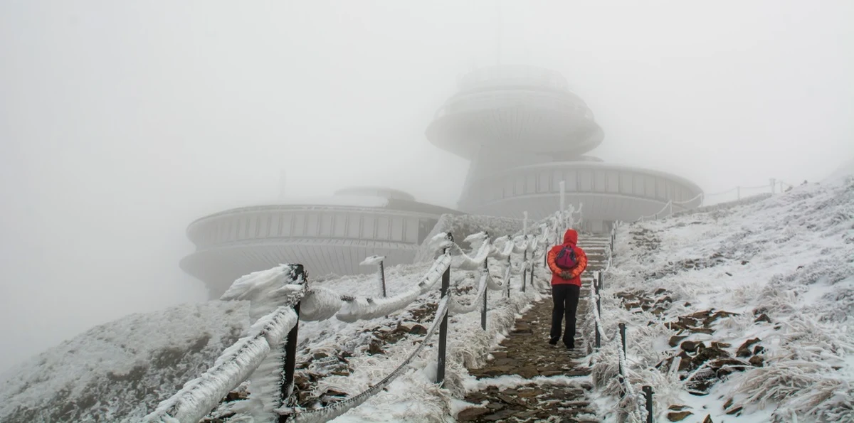 Zgodnie z prognozami, na Śnieżce spadł śnieg. Choć warstwa białego puchu jest niewielka, to po raz pierwszy w tym sezonie w Karkonoszach zrobiło się biało.