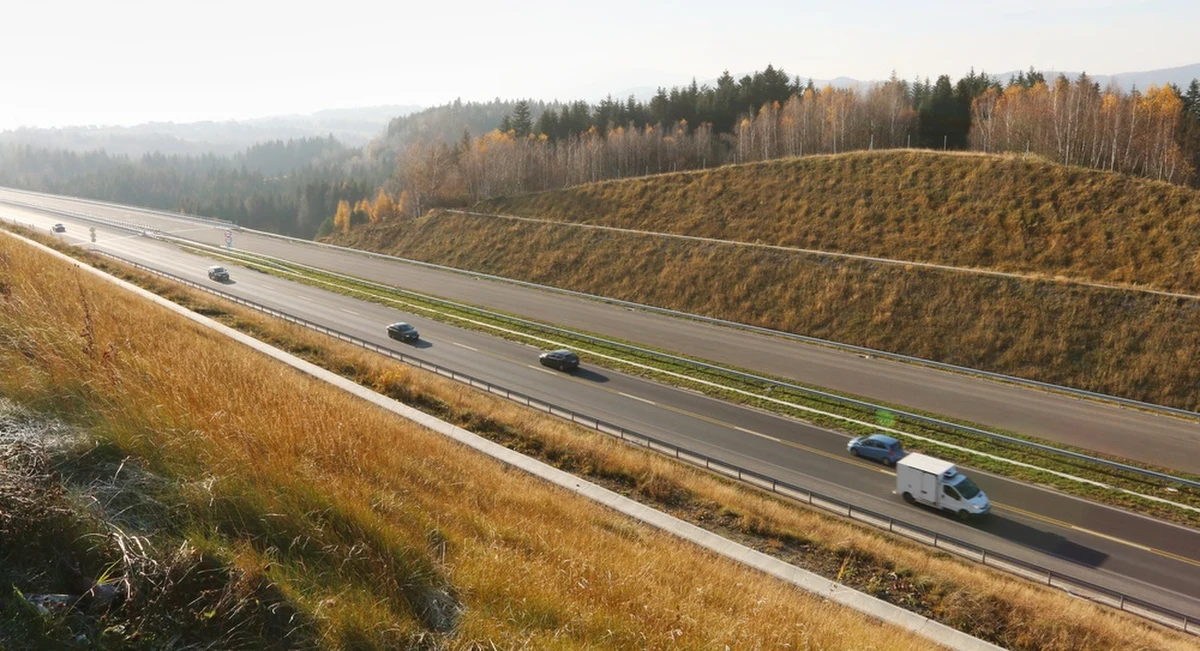 Generalna Dyrekcja Dróg Krajowych i Autostrad poinformowała, że od poniedziałku do końca listopada nieprzejezdna będzie droga powiatowa K1662 pomiędzy Klikuszową a Sieniawą. Utrudnienia są spowodowane budową nowej, dwujezdniowej Zakopianki.