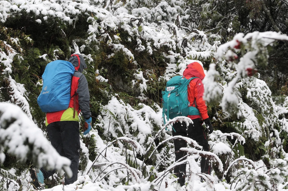 W nocy z soboty na niedzielę w Tatrach spadł śnieg, który leży już od wysokości około 1400 m n.p.m. Jak poinformował w komunikacie Tatrzański Park Narodowy, warunki do uprawiania turystyki są trudne.
