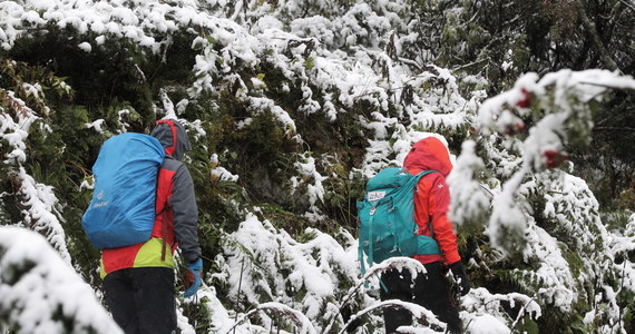 W nocy z soboty na niedzielę w Tatrach spadł śnieg, który leży już od wysokości około 1400 m n.p.m. Jak poinformował w komunikacie Tatrzański Park Narodowy, warunki do uprawiania turystyki są trudne.