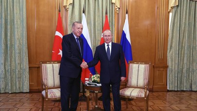 Putin ma problemy z chodzeniem? Erdogan trzymał go pod ramię 