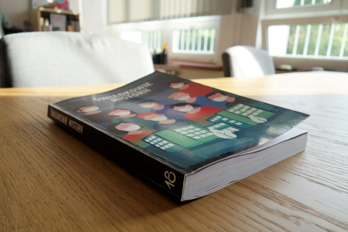 „Świadkowie historii” - to tytuł książki o czasach pandemii i lockdownu. To książka niezwykła, bo jej autorami są uczniowie, ich rodzice i nauczyciele Szkoły Podstawowej nr 18 w Chorzowie. Pomysł zrodził się po powrocie dzieci do nauki stacjonarnej. Na lekcji historii w szóstej klasie jeden z uczniów zapytał, jaki z niego świadek historii, jeśli nie będzie wymieniony w żadnej książce…