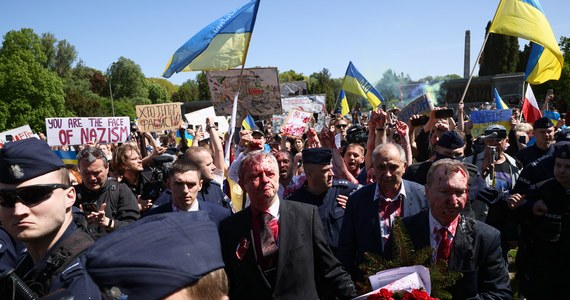 Policjanci zabezpieczający majowe uroczystości w Warszawie z udziałem rosyjskiego ambasadora Siergieja Andriejewa, podczas których dyplomata został oblany farbą - mogą spać spokojnie.  Jak dowiedział się reporter RMF FM, prokuratura nie zamierza w żaden sposób wyjaśniać, czy należycie wypełniali swoje obowiązki. 