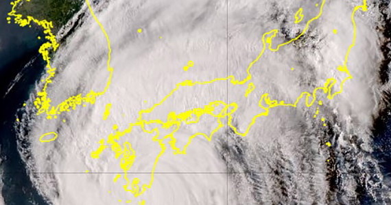 W południowo-zachodnie wybrzeże Japonii uderzył dziś potężny tajfun Nanmadol - poinformowała Japońska Agencja Meteorologiczna (JMA). Milionom ludzi zalecono szukanie schronienia przed silnymi wiatrami i ulewnymi deszczami.