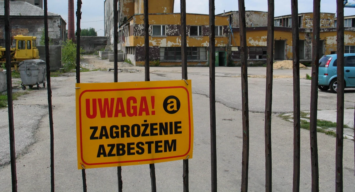 Ponad 20 tysięcy ton wyrobów azbestowych ma zostać usuniętych do końca 2022 roku w Wielkopolsce. Z danych przekazanych przez władze wojewódzkie wynika, że w całym regionie zaplanowano usunięcie eternitu ze 122 budynków.