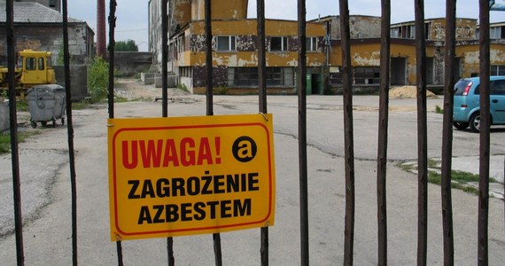 Ponad 20 tysięcy ton wyrobów azbestowych ma zostać usuniętych do końca 2022 roku w Wielkopolsce. Z danych przekazanych przez władze wojewódzkie wynika, że w całym regionie zaplanowano usunięcie eternitu ze 122 budynków.