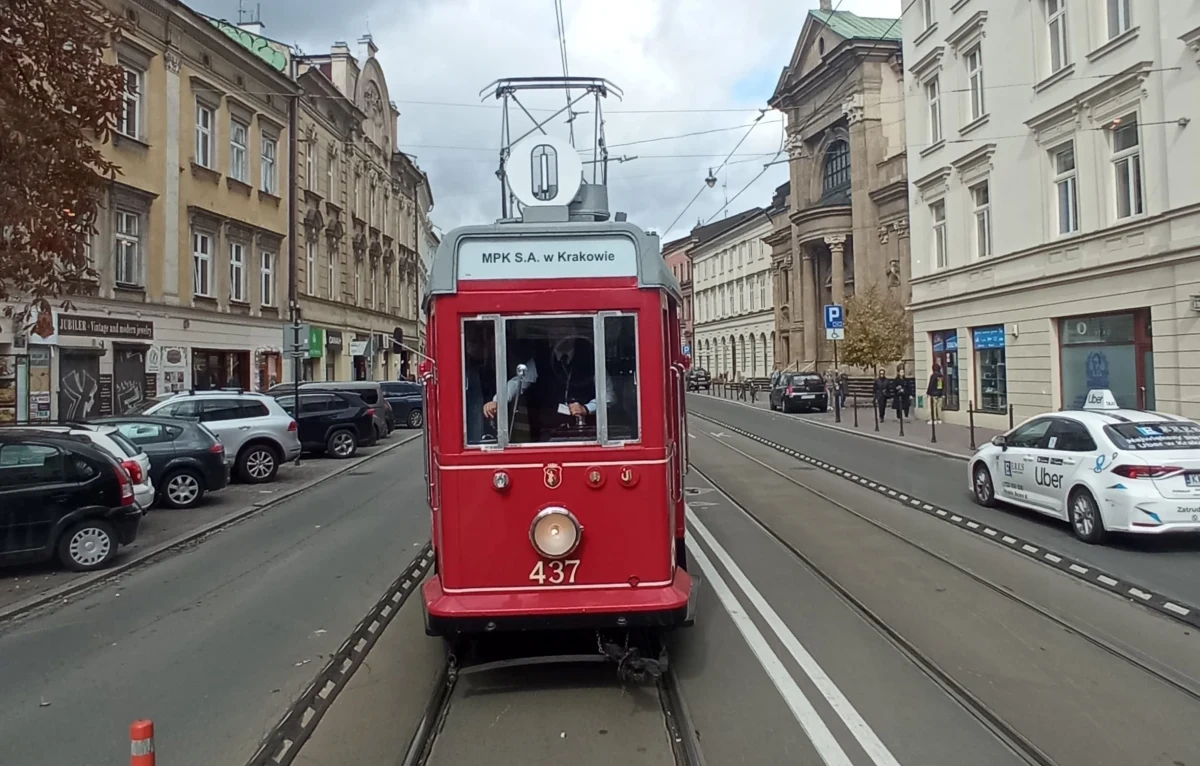 22 składy przejechały krakowskimi ulicami w Wielkiej Paradzie Tramwajów. Były współczesne maszyny, ale zainteresowanie wzbudzały przede wszystkim zabytkowe wagony. Przejechało 15 składów, które mają za sobą naprawdę długą historię.