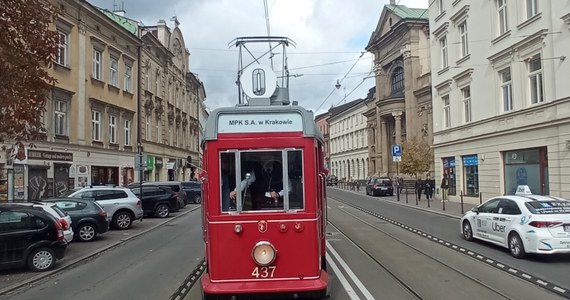 22 składy przejechały krakowskimi ulicami w Wielkiej Paradzie Tramwajów. Były współczesne maszyny, ale zainteresowanie wzbudzały przede wszystkim zabytkowe wagony. Przejechało 15 składów, które mają za sobą naprawdę długą historię.