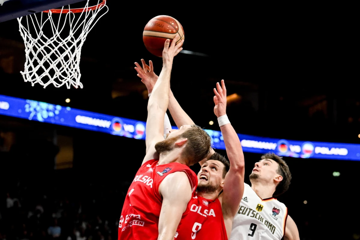 Reprezentacja Polski koszykarzy przegrała w Berlinie z Niemcami 69:82 (14:19, 9:17, 26:18, 20:28) w meczu o brąz 41. mistrzostw Europy. Był to pierwszy od 1971 roku występ biało-czerwonych w najlepszej czwórce Eurobasketu. "Gratulujemy Niemcom brązu. Ale gratuluję też moim zawodnikom - są dla mnie bohaterami. Są gwiazdami" - powiedział po meczu trener reprezentacji Polski Igor Milicic. 