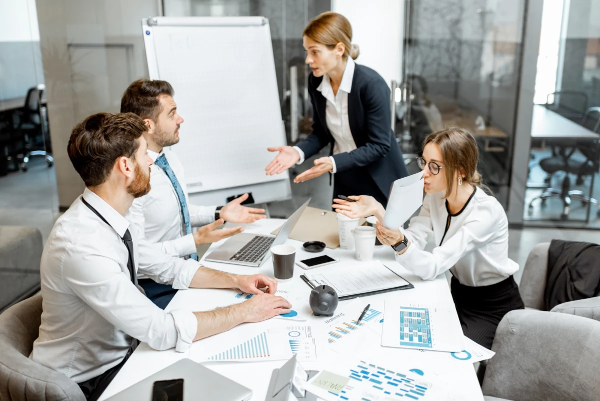 Polscy pracownicy czują się biedniejsi niż na początku roku. Aż sześciu na dziesięciu Polaków dostrzega pogorszenie swej sytuacji finansowej w średnich i dużych firmach, a nieco więcej (62 proc.) w małych firmach ocenia, że sytuacja finansowa ich rodziny w tym czasie się pogorszyła. Prawie co piąty mówi zaś o znacznym pogorszeniu - informuje "Rzeczpospolita".
