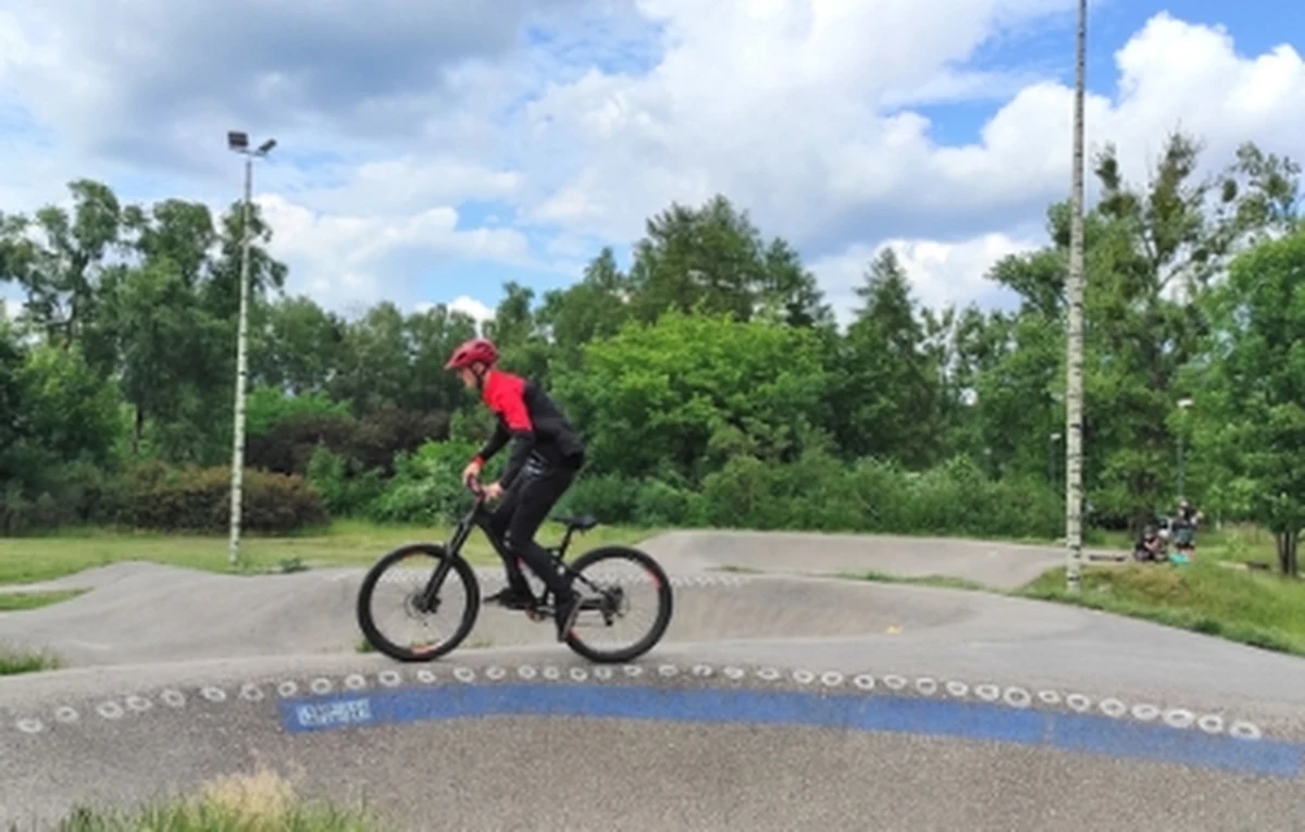 Pumptrack w parku Księcia Janusza ma nowe, wyjątkowe oświetlenie. Na terenie toru rowerowego zamontowano innowacyjne latarnie, które każdy mieszkaniec może włączyć swoim smartfonem. Dzięki temu z obiektu można korzystać również w nocy.