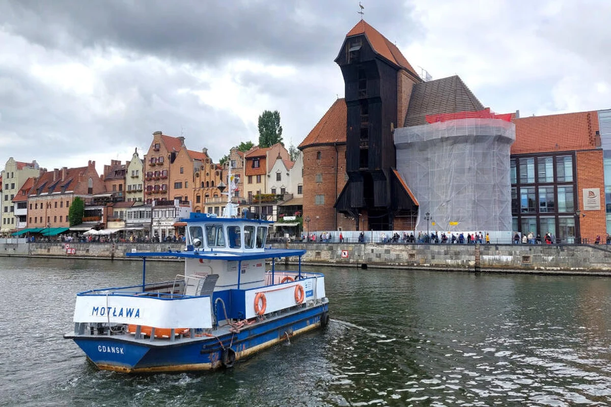 Gdański prom „Motława” doczeka się remontu. Jednostka pływająca obok Żurawia, przejdzie gruntowną renowację. Prace, które powinny ruszyć w październiku, potrwają  miesiąc.