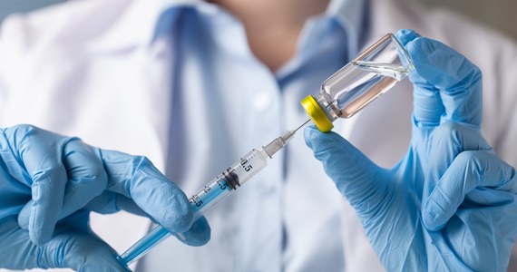 Ponad 14 tysięcy osób zaszczepiło się w Polsce nową szczepionką przeciwko koronawirusowi, dopasowaną do wariantu Omikron - dowiedział się nasz reporter. Na przyjęcie preparatu zarejestrowało się ponad 81 tysięcy osób.