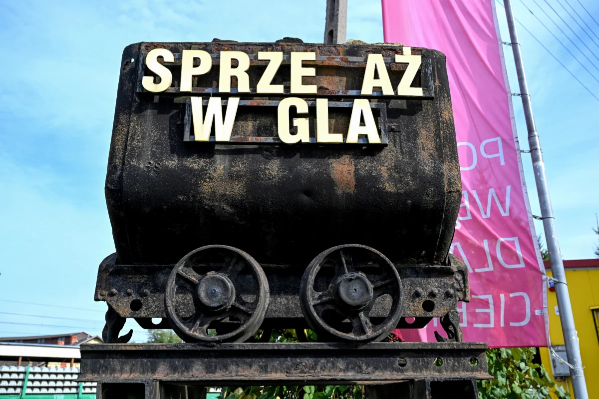 Osoby, które złożyły wniosek o dopłaty do węgla między 17 a 19 sierpnia, powinny już otrzymać po 3 tysiące złotych – tak stanowi obowiązujące dziś prawo. Ci, którzy ich nie otrzymali, czyli zdecydowana większość (o ile nie wszyscy) znajdują się jednak w sytuacji kogoś, kto ma do czegoś prawo, ale stanowiący to prawo właśnie je zmienił i tego prawa ich pozbawił. Po prostu są w dziurze. 