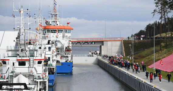 95 jednostek - głównie jachty - przeprawiło się w niedzielę przez Mierzeję Wiślaną. Urząd Morski w Gdyni podsumował pierwszy dzień działania nowego kanału żeglugowego. 