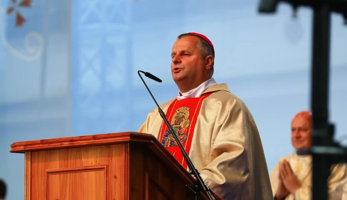 Biskup tarnowski o dobrobycie: Może prowadzić do wynaturzeń