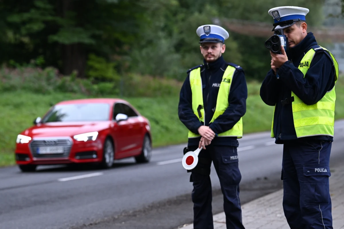"W ostatni weekend policjanci zatrzymali zaledwie 82 kierowców, którzy przekroczyli prędkość powyżej 50 km/h w obszarze zabudowanym. Dla porównania w poprzedni weekend zatrzymano 157 kierowców za to wykroczenie" – poinformował nadkom. Robert Opas z Biura Ruchu Drogowego Komendy Głównej Policji. Od soboty zaczął obowiązywać nowy taryfikator punktów karnych. W życie weszły także przepisy dotyczące tzw. recydywy, w tym podwójne stawki mandatów za przekroczenie prędkości.