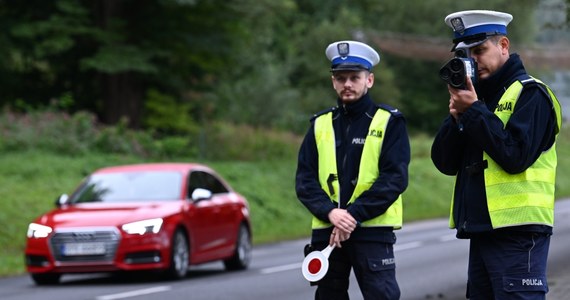 "W ostatni weekend policjanci zatrzymali zaledwie 82 kierowców, którzy przekroczyli prędkość powyżej 50 km/h w obszarze zabudowanym. Dla porównania w poprzedni weekend zatrzymano 157 kierowców za to wykroczenie" – poinformował nadkom. Robert Opas z Biura Ruchu Drogowego Komendy Głównej Policji. Od soboty zaczął obowiązywać nowy taryfikator punktów karnych. W życie weszły także przepisy dotyczące tzw. recydywy, w tym podwójne stawki mandatów za przekroczenie prędkości.