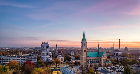 Na tę inwestycję od dłuższego czasu czekają kierowcy. Prace powinny się zacząć jeszcze we wrześniu. W ramach modernizacji przewidziane są m.in.: wymiana nawierzchni na sporym odcinku ulicy Pomorskiej oraz na Krokusowej, a w niedalekiej przyszłości Pomorska ma zostać wyremontowana aż do Mileszek - podaje portal dzienniklodzki.pl. 