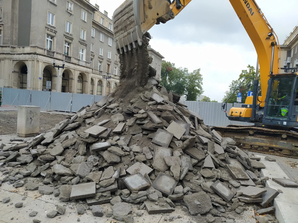 Rozpoczęło się zrywanie betonu na al. Róż w Nowej Hucie. W 2019 roku dzięki projektowi z Budżetu Obywatelskiego i 7 tysiącom głosów oddanych na ten pomysł - zdecydowano, że w tym miejscu powrócą róże i zieleń. 