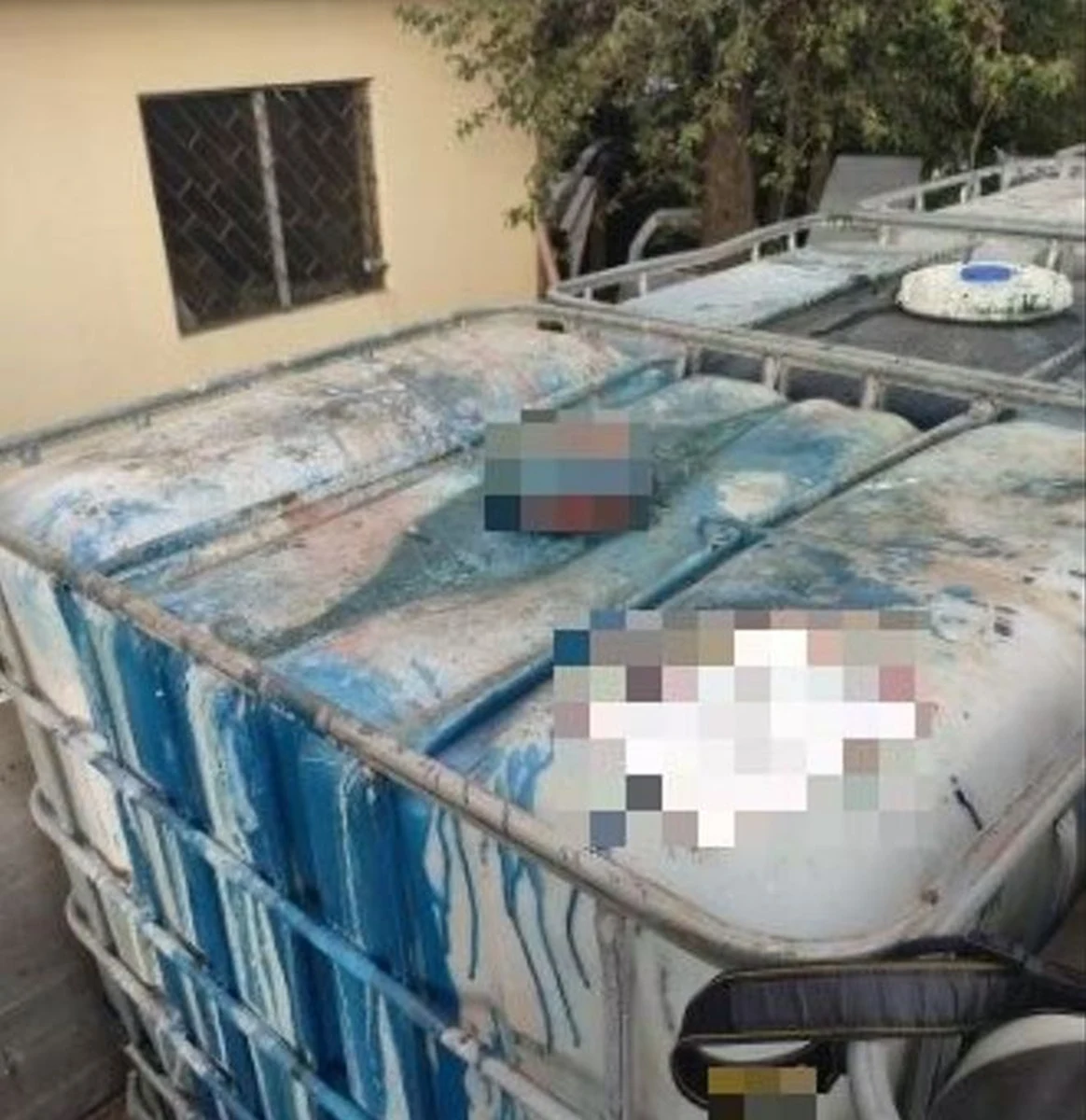 24 tysiąclitrowe pojemniki z rozpuszczalnikami, farbami i lakierami miał na swojej posesji mężczyzna zatrzymany przez policjantów z Bolesławca. Podczas przeszukania terenu ukrył się pod jednym z samochodów, a policjantów poinformował telefonicznie, że jest w innym mieście.

